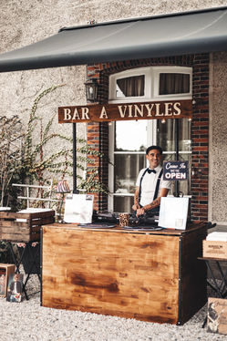 Animation vinyle rétro pour mariage au sud de Paris dans un cadre chic et champêtre