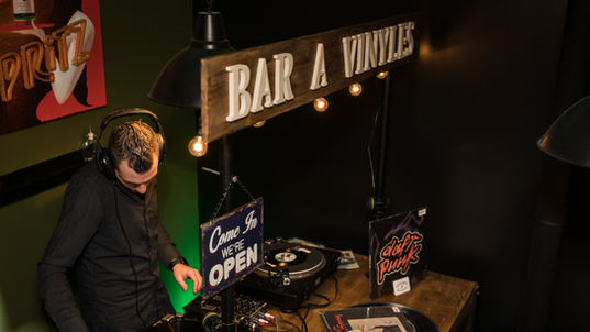 Expérience musicale interactive avec DJ et bar à vinyles en Seine-et-Marne
