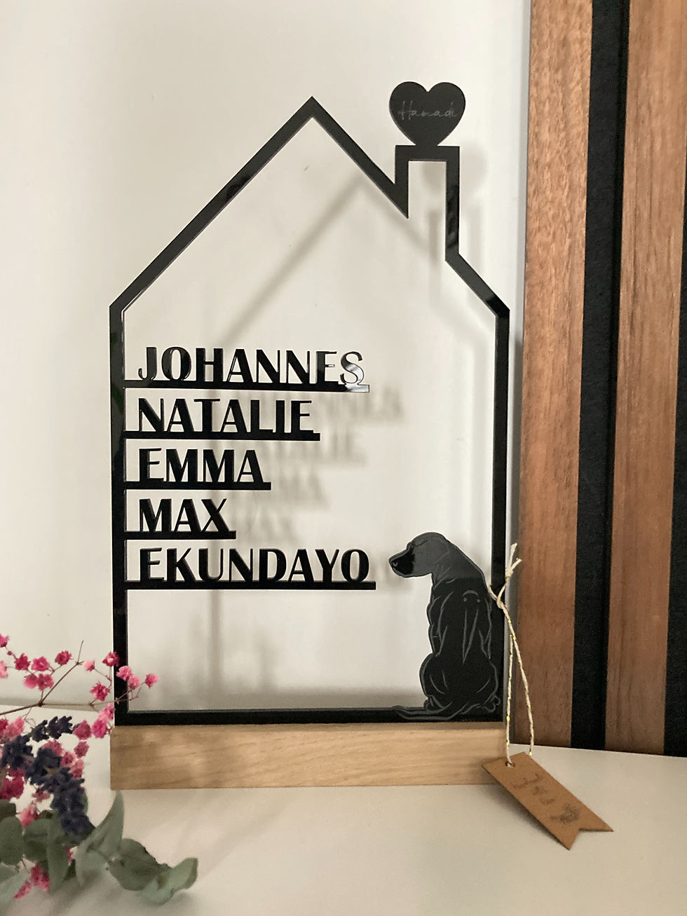 Miniaturbild: Familienhaus-Aufsteller aus Acryl trifft Holz mit 4-beinigen Freund