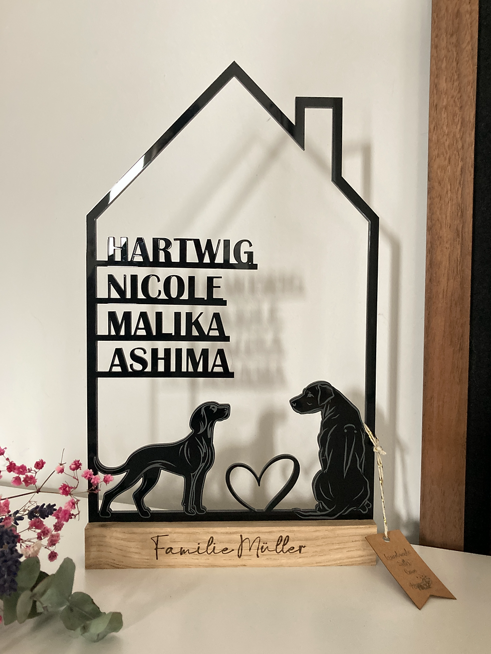 Miniaturbild: Familienhaus-Aufsteller aus Acryl trifft Holz mit 4-beinigen Freund