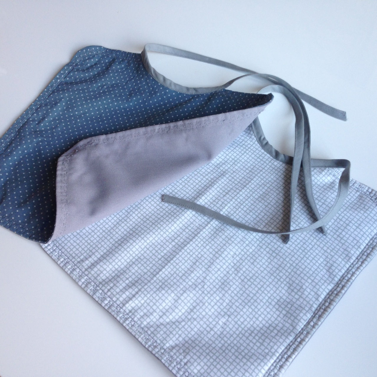 Bavoirs bleu gris