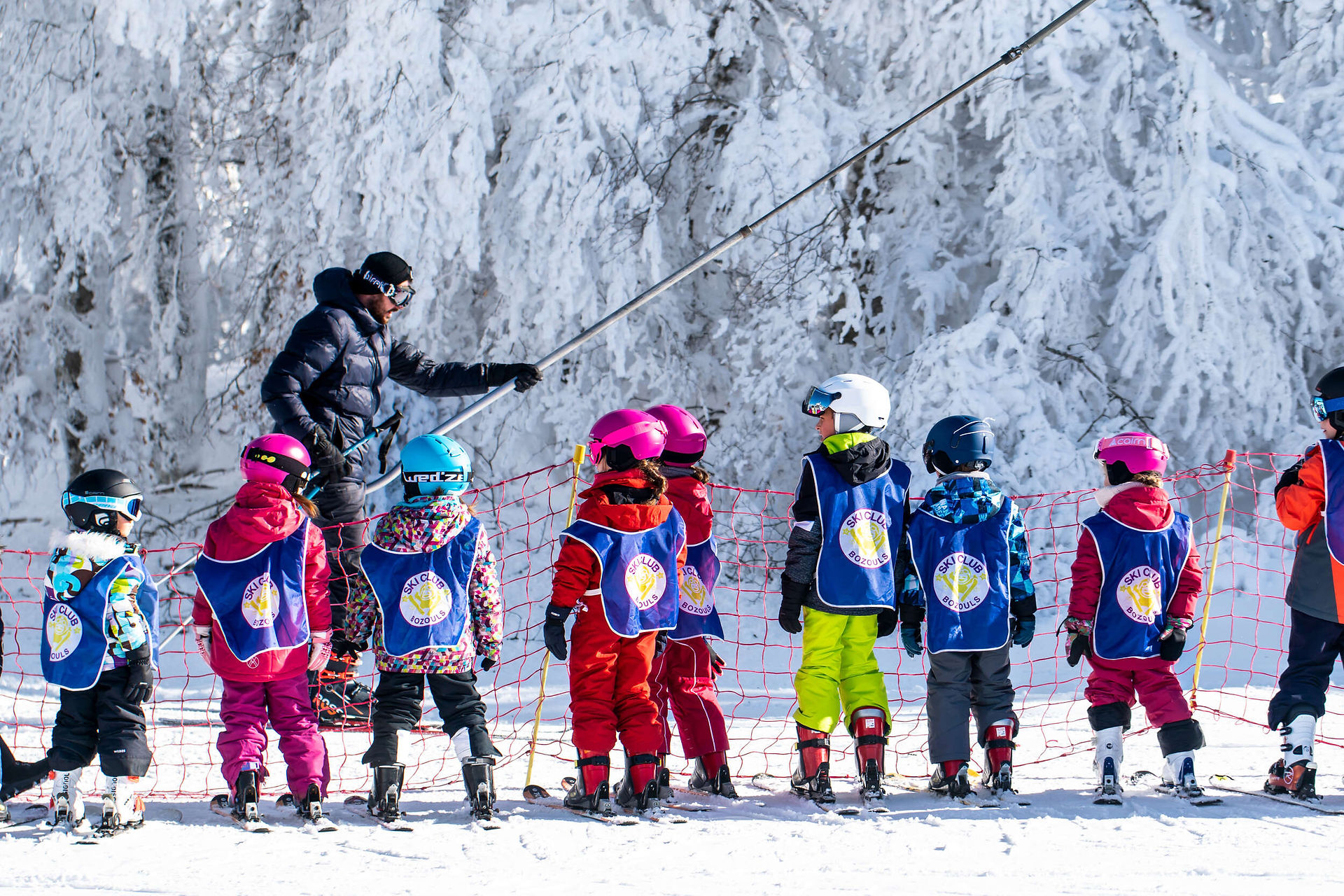 Cours de ski pour les enfants à Laguiole en Aveyron © ADAT12