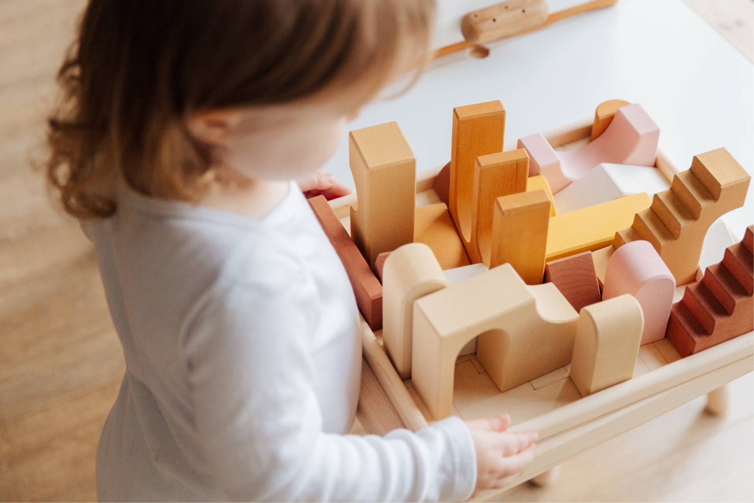 petite-fille-range-ses-jouets-1