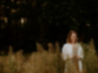 Dr. Stefanie Barkallah im Blumenfeld