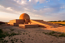 • Petit-déjeuner.
• Visite du Musée d’archéologie de Termez et sa collection des trésors du bouddhisme, d’objets de l’époque gréco-bactrienne et Koushan. 
• Ensuite vous visiterez Fayaz Tepe, site archéologique bouddhiste situé en Bactriane à 15 km de la frontière afghane et construit Ier siècle CE.  Fayaz Tepe est le plus grand et le plus ancien monastère près de Termez, il abrite de nombreuses peintures, statues et poteries. Le monastère et le stupa sont protégés par un dôme récent.
• Pause pour déjeuner.
• Visite du Mausolée d’Al-Hakim al-Termezi, près de l’Amou-Dharia, ce site est dédié à un philosophe soufi et c’est le site le plus saint de Termez. 
• Vous continuerez votre trajet vers Chakhrisabz.
• Arrivé à l’hôtel.
• Le soir, vous aurez à nouveau l’occasion de dîner dans un restaurant typique pour y goûter d’autres plats ouzbeks, comme le kurut.