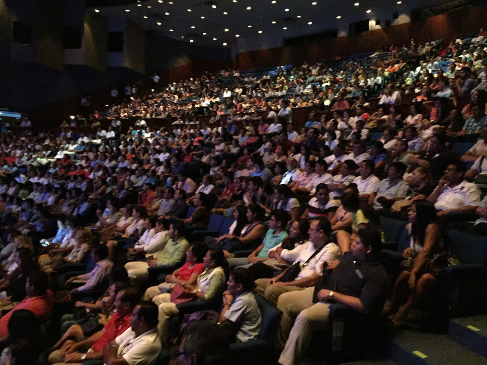 miguel-baigts-en-colombia-dando-conferencia