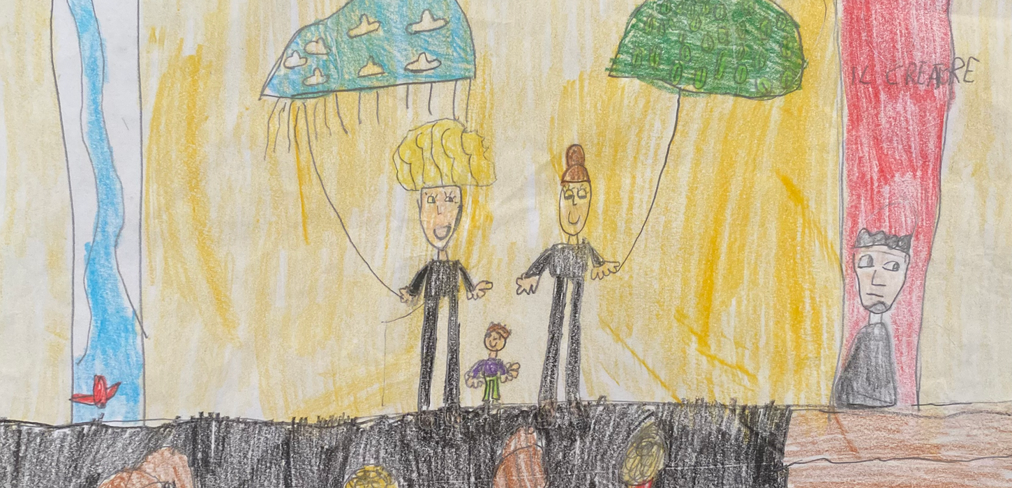 L'immagine è un disegno fatto da un bambino che probabilmente raffigura Enza De Rose e Daniela Gattorno sul palco, con un bambino piccolo in mezzo a loro, sono stati disegnati anche il sipario e gli spettatori. Lo spettacolo andrà in scena al Teatro Bobbio de La Contrada Teatro Stabile di Trieste