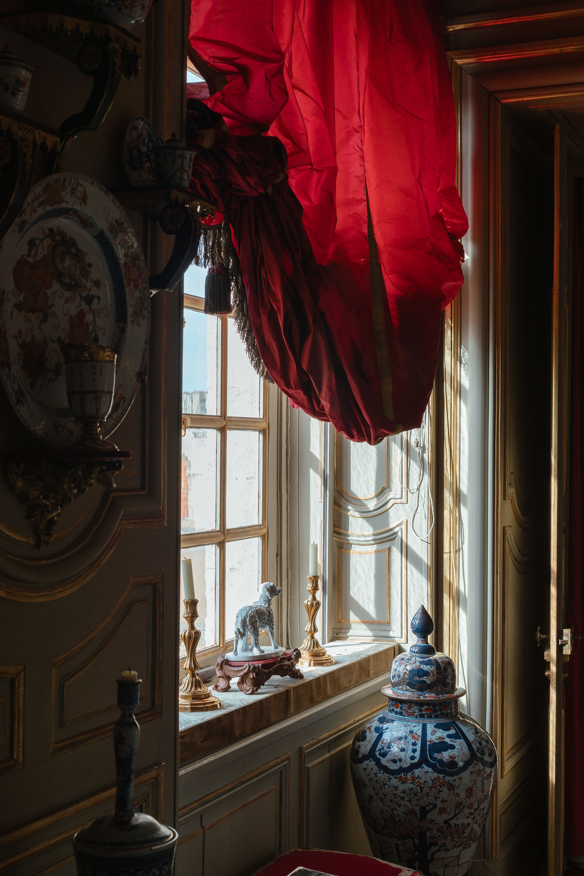 Salon historique avec fenêtre du château du Champ de Bataille appartenant à Jacques Garcia, Normandie
