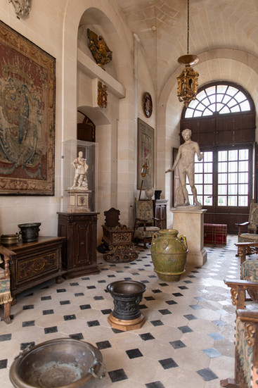 Maisons d'artiste près de Paris : le domaine de Chaalis avec ici l'intérieur actuellement en travaux (statues et grande baie vitrée)