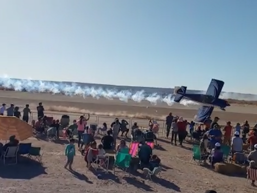 Asa de aeronave toca no solo durante show aéreo na Argentina