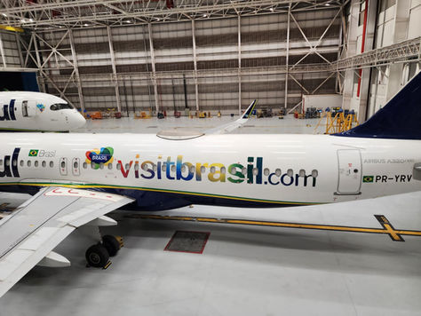 Azul adesiva aeronaves, em parceria com a Embratur, para promover o turismo
