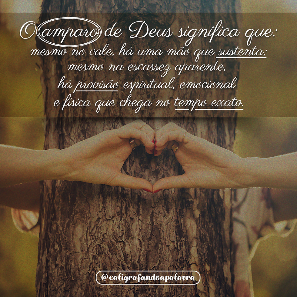 Mãos formando um coração em torno de um tronco de árvore; texto branco diz que o amparo de Deus sustenta na escassez.