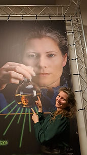 Hilde bij poster.jpg