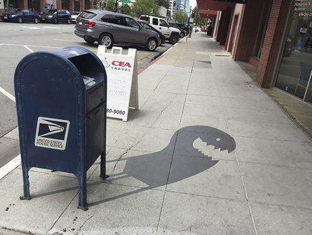 カリフォルニアの歩道に突然書かれた「影っぽい絵」の正体は?!