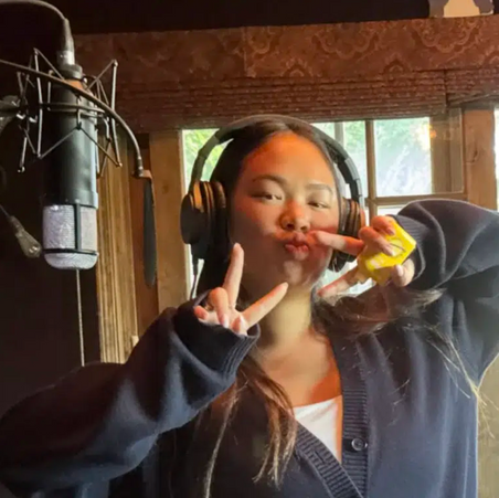 Joy Hallyday en studio : vers les débuts d’une carrière musicale ?