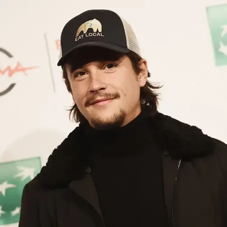 Nekfeu évoque ses racines grecques à travers un village de l’île de Lesbos