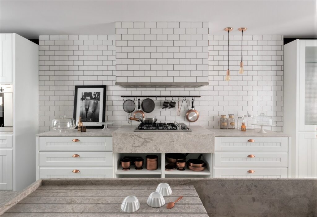 Usá colores claros en tu cocina moderna.