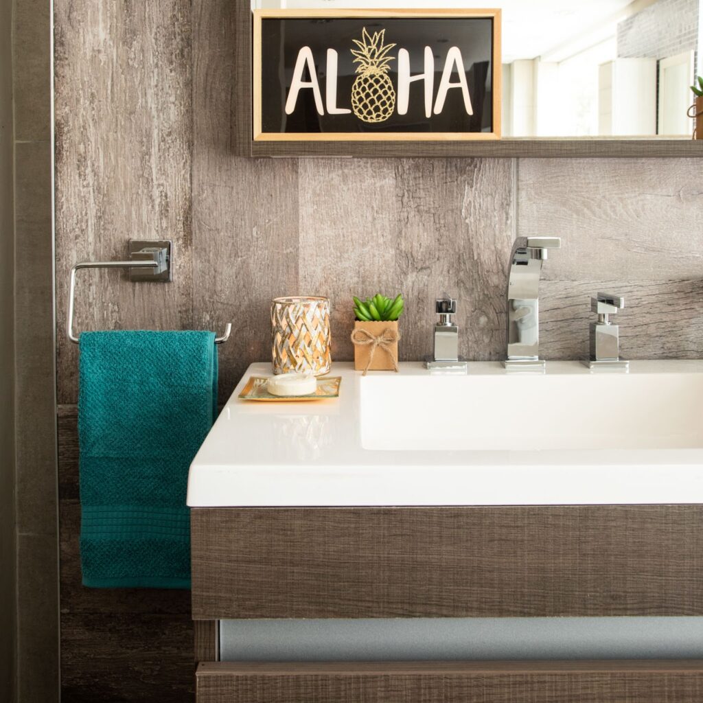 Elegí muebles para ganar espacio en el baño.