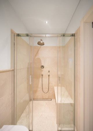 Los bancos de material quedan genial en las duchas integradas.