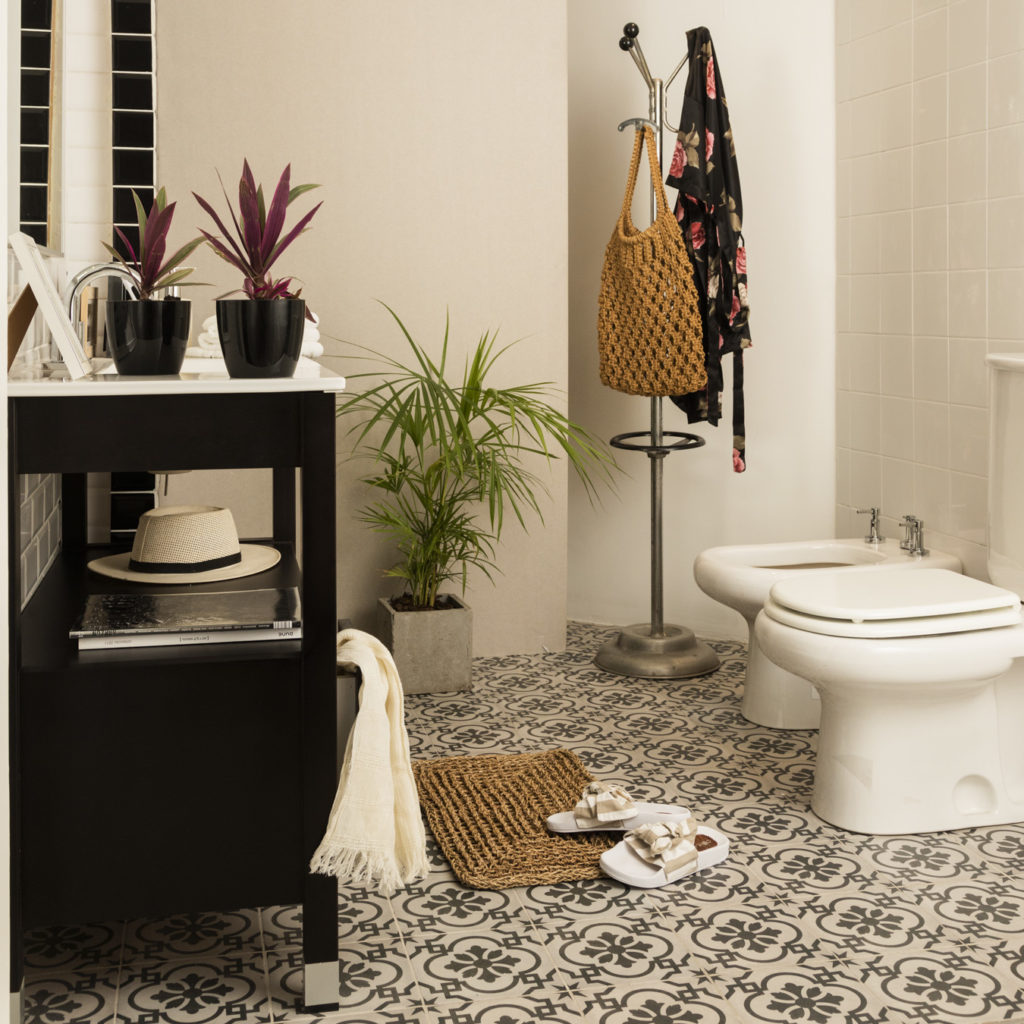 Si no sabes qué piso elegir para tu baño, los cerámicos diseñados son una gran opción. 