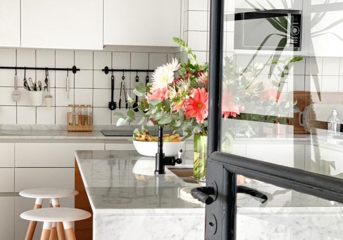 Una buena organización y luz natural es fundamental en una cocina moderna.