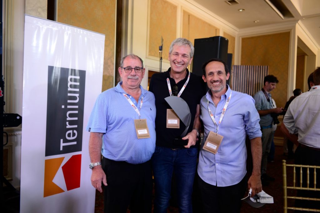 Ruben Bercovich, Andy Goldstein y Rafael Bercovich recibiendo el premio Ternium