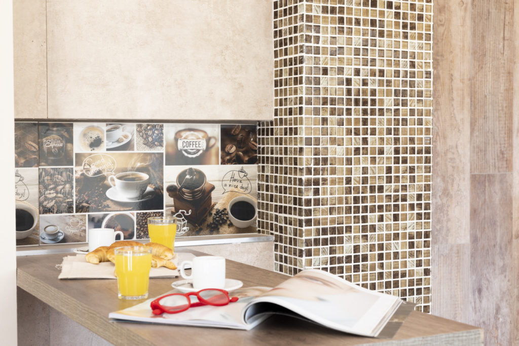Decorar una cocina pequeña. Revestir pared con venecitas