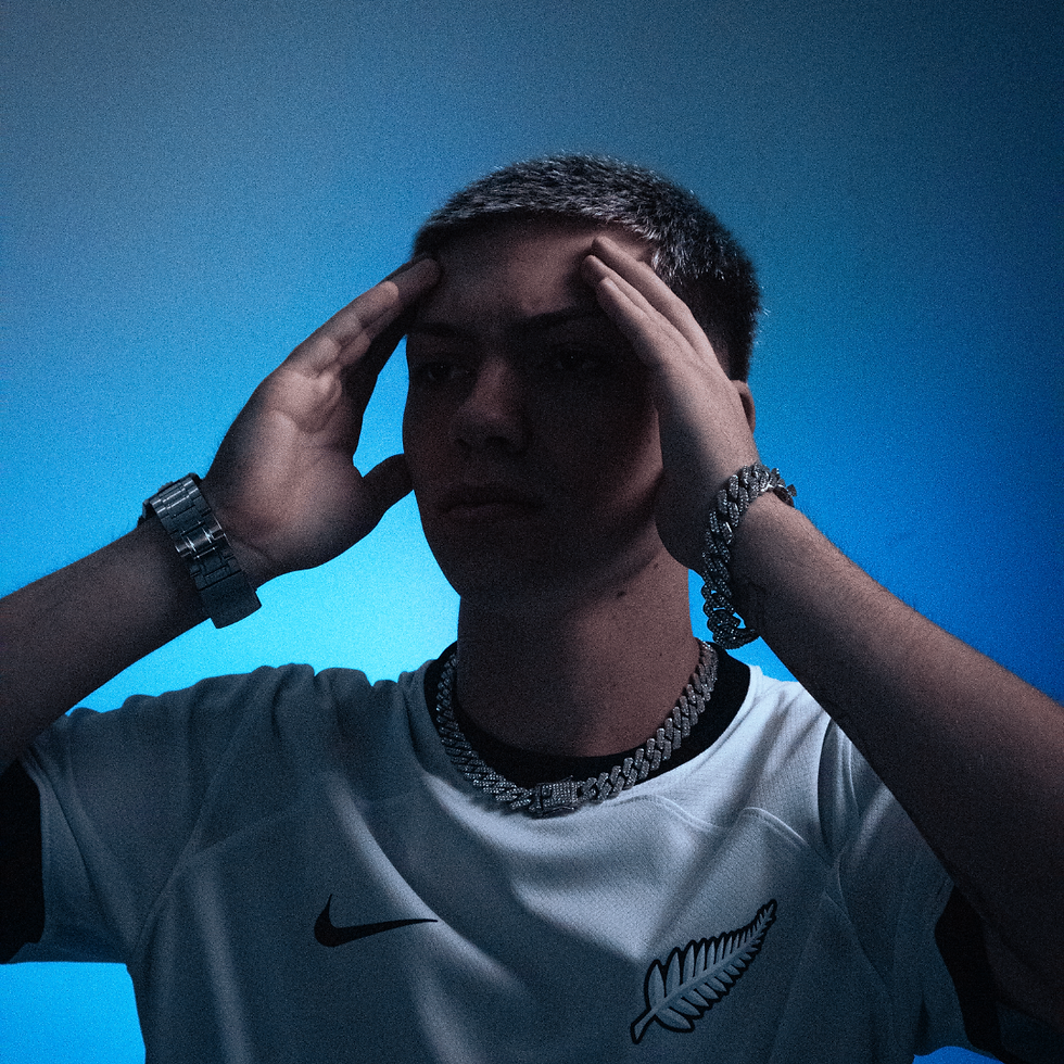 Capa da Música "Garota Complicada. Artista Leozis veste uma camisa de time, em um cenário azul. Ele está com as mãos na cabeça.