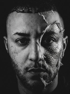 Artista Luciuz com rosto metade de pele de cobra