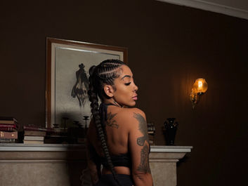 Mari Raia integra o time de artistas da Avera Records