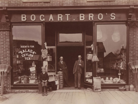 5 Clues Hidden in Old Family Photos