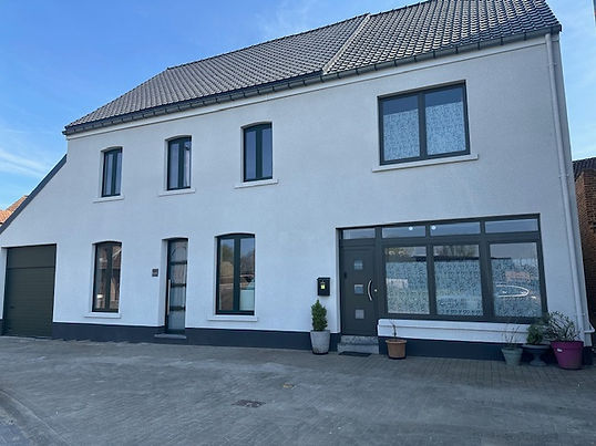 Spuitkurk gevel na scheurherstel op woning in Haaltert – realisatie door Vemi Projects