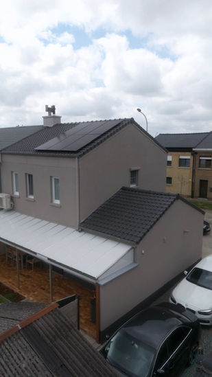 Spuitkurk gevelafwerking op zijgevel in Izegem – professioneel uitgevoerd door Vemi Projects