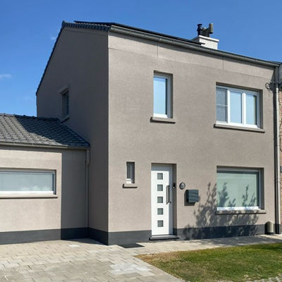 Spuitkurk gevelafwerking op woning in Izegem – Vemi Projects