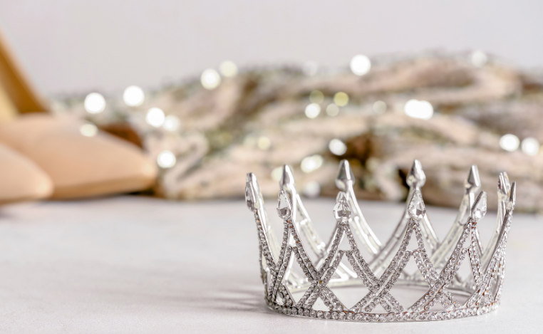A photo of a crown.
