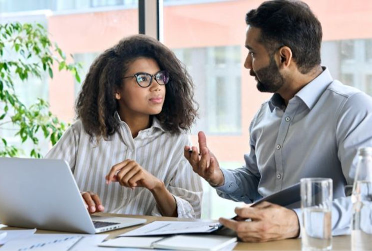 hombre y mujer hablando en la oficina
