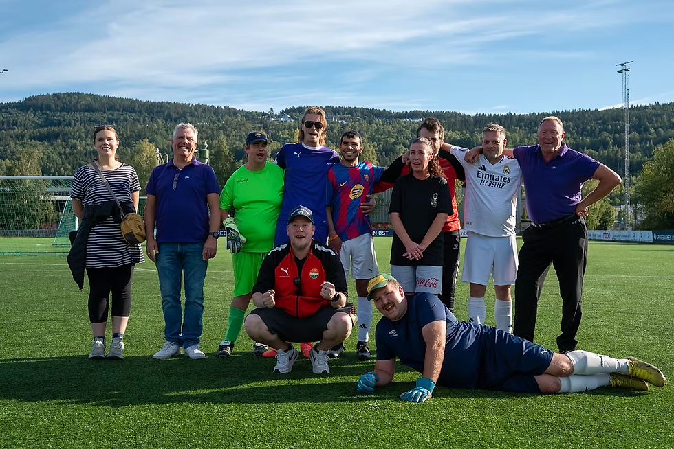 En stolt fotballgjeng som er veldig glade for at det vises politisk interesse for det arbeidet som gjøres i Strømsgodset for å gi aktivitetstilbud for alle! Foto: Lars Dyve Knutsen