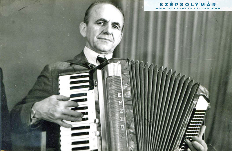 Gromon András, a zenekar harmónikása