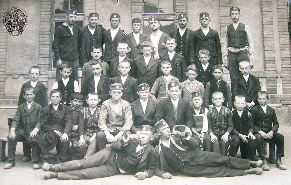 Solymári leventék az iskola udvarán (1925-35 körül)