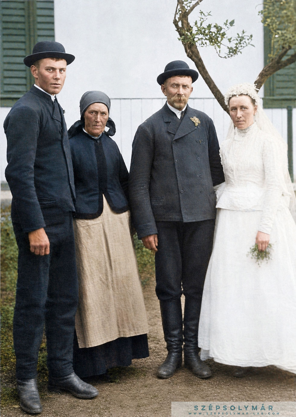 Az 1899-es rózsaesküvő menyasszonya és vőlegénye családtagjaikkal (Milbich Teréz és Appel József). Utólag javított és színezett fotó (Szépsolymár)