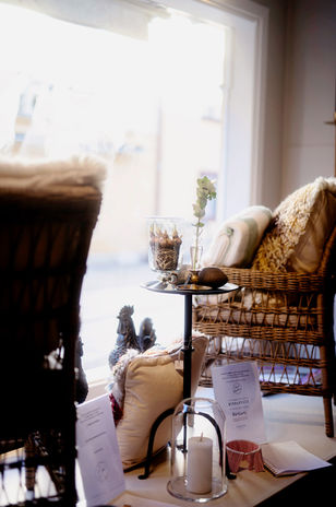 Ett skyltfönsters i Boutique by Em