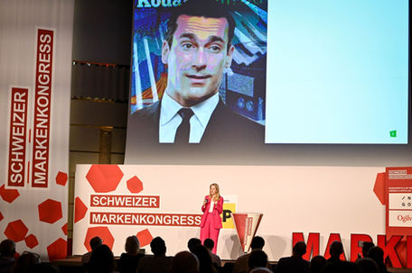Keynote „So funktioniert generationsübergreifende Markentreue" vor rund 300 Marketingverantwortlichen am Markenkongress, Zürich 2025. Was die Forschung über Nostalgie weiß: wie Marken diesen Zustand gezielt auslösen — und warum Konsumentinnen und Konsumenten darin messbar mehr zu zahlen bereit sind.