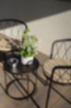 Terrazza esterna con comode sedute e tavolino con pianta