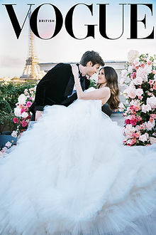 Mariés enlacés sur le toit du Peninsula Paris, installation florale de roses roses et blush, Tour Eiffel au coucher du soleil, publié dans British Vogue