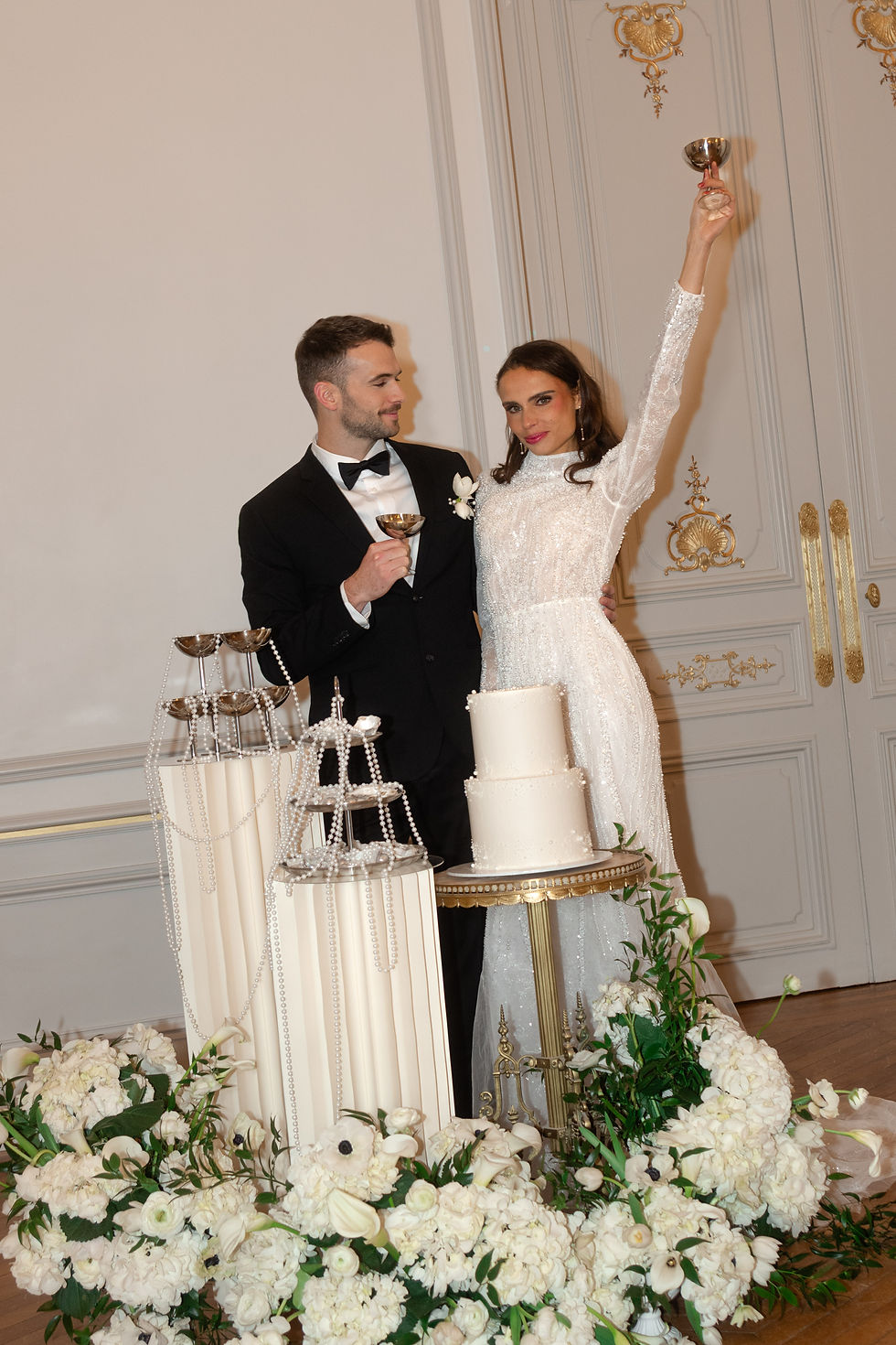 Mariés portant un toast au champagne devant le gâteau perlé, suspensions de perles en cascade, Château de Nainville-les-Roches