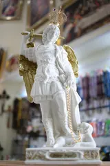 Imagem de São Miguel Arcanjo em resina com detalhes precisos