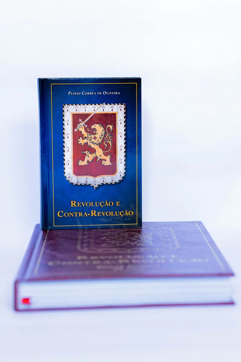 Capa do livro Revolução e Contra-Revolução com design clássico