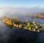 veduta-isola-in-finlandia-cottage-sui-laghi-in-autunno.jpg