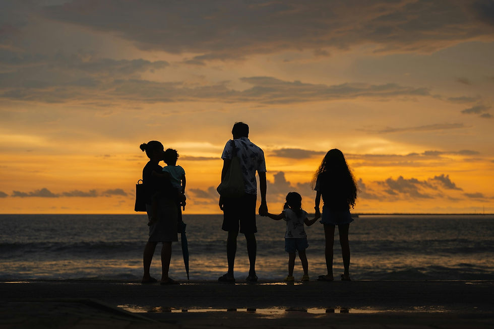famiglia in vacanza su spiaggia dello sri lanka