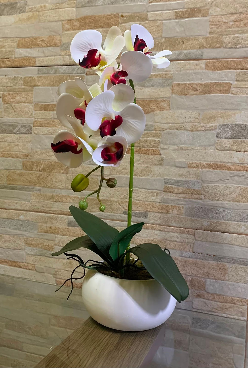 Miniatura: Arranjo de orquídea branca com miolo bordo